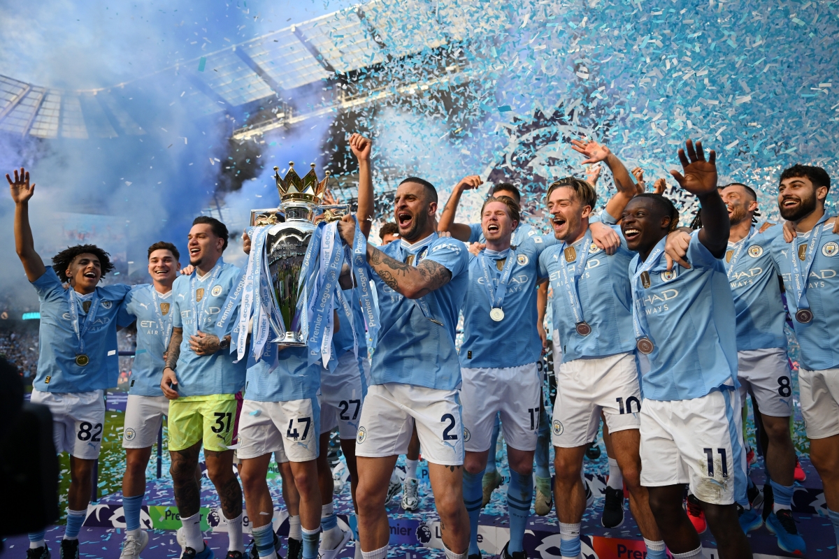 Tập thể Man City nâng cao danh hiệu Ngoại hạng Anh mùa giải 2023-2024