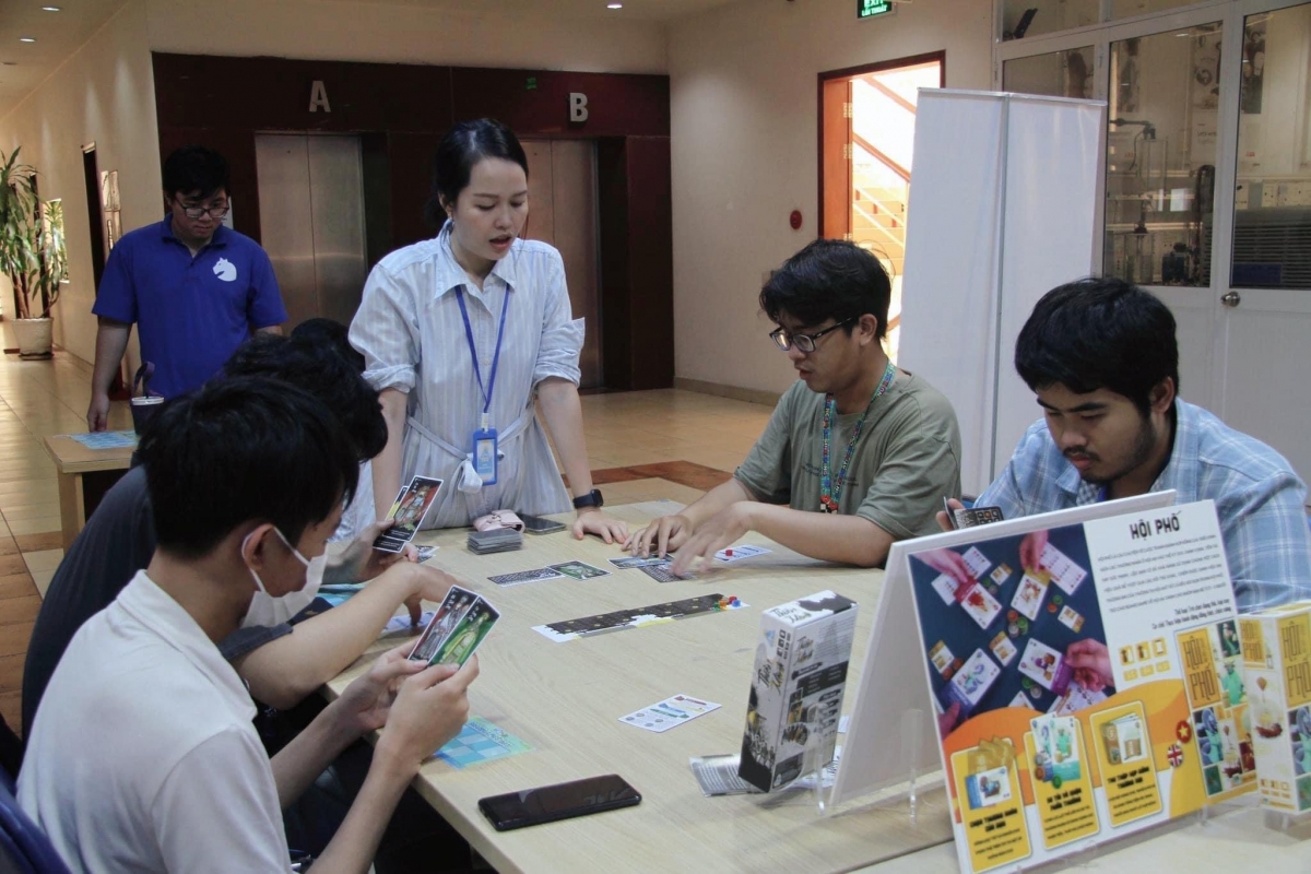 Tuệ Mẫn (áo trắng giữa) mê board game, thích tìm tòi văn hóa Việt, từ đây Mẫn nảy ra ý định làm board game lấy cảm hứng từ cội nguồn dân tộc.