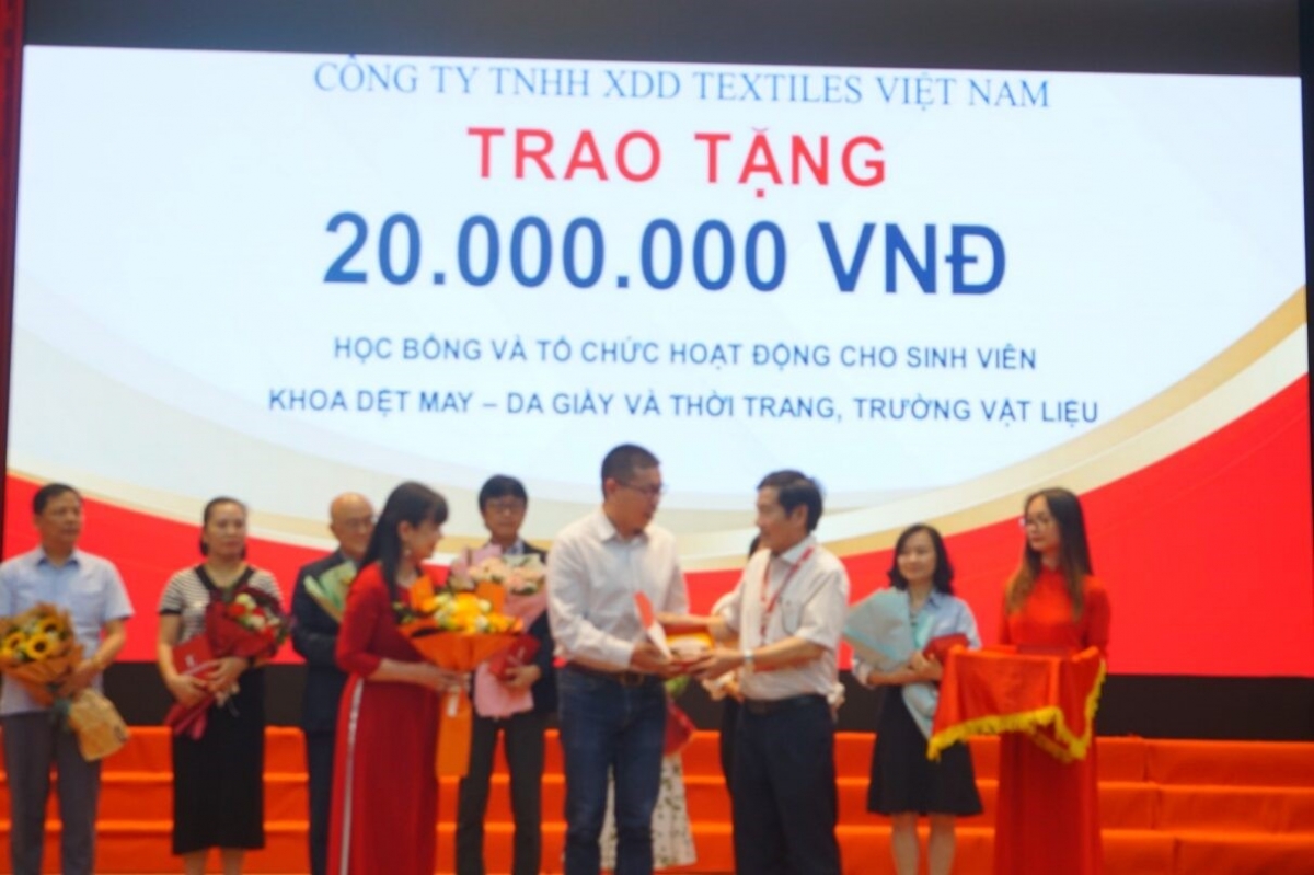 Lãnh đạo trường Vật liệu trao quà lưu niệm cho ông Chen Jun Jian, phó tổng giám đốc Công ty TNHH XDD Textile Việt Nam.