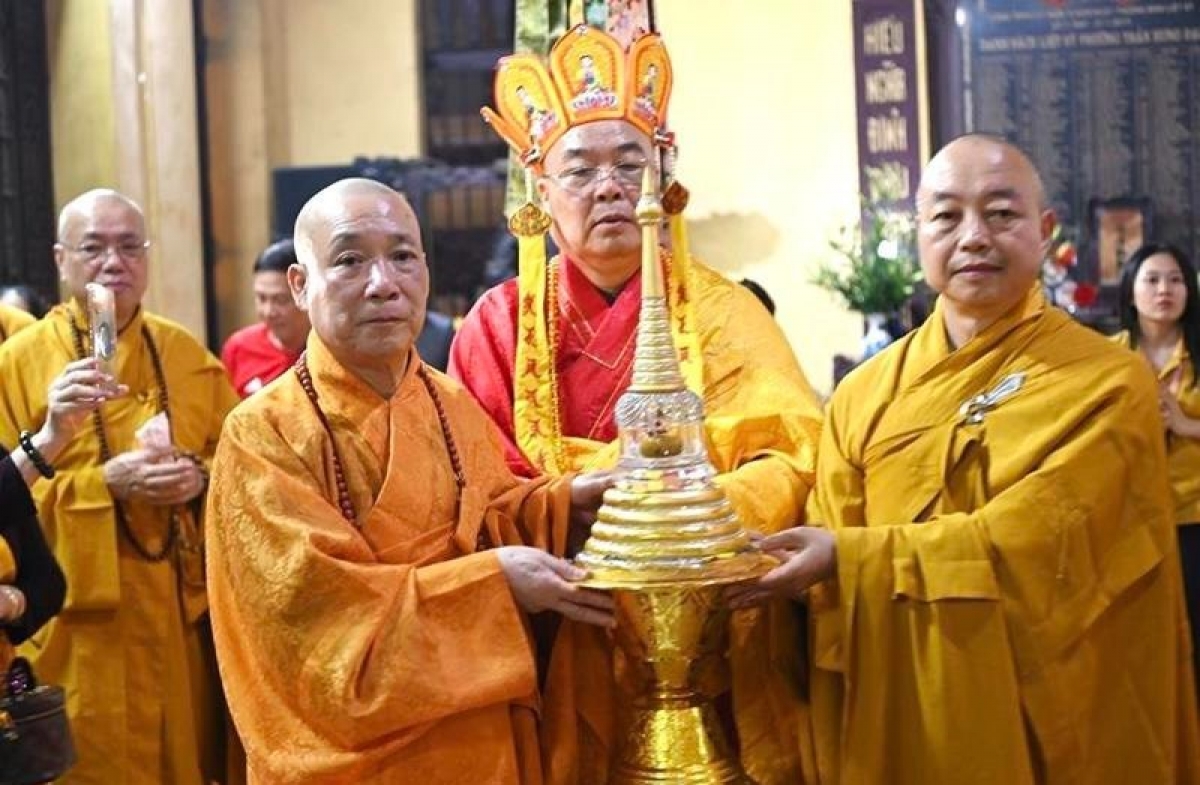 Lễ Cung rước Xá lợi Phật và xe hoa mừng Phật đản sinh diễn ra từ 19h đến 21h tối với sự tham gia của hàng nghìn chư tôn, thiện đức, cùng đông đảo tăng ni, phật tử và nhân dân chiêm bái. (ảnh KT)