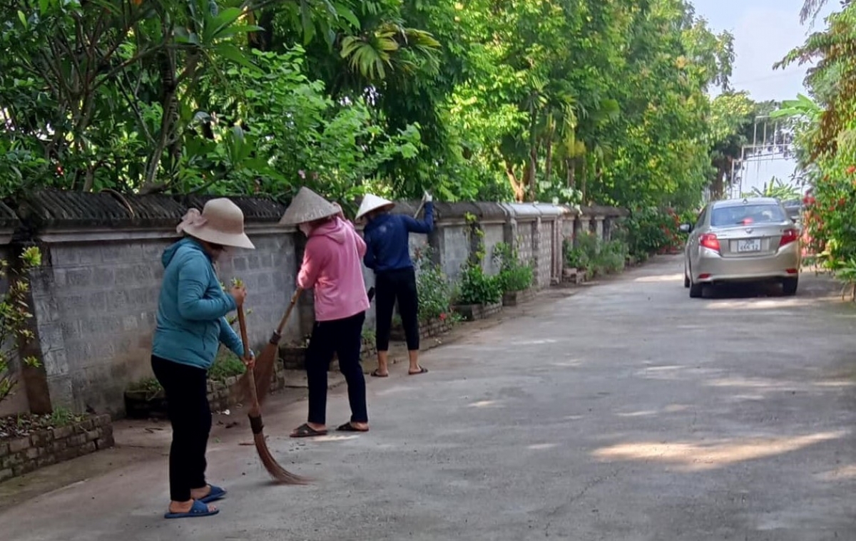 Người dân xã Xuân Đình cùng nhau thực hiện việc vệ sinh đường làng, ngõ xóm vì lợi ích của chính bản thân