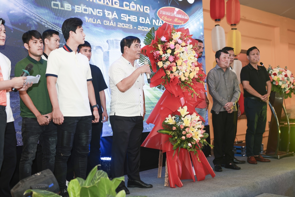 Ông Nguyễn Trọng Thao - Phó Giám đốc Sở Văn hóa - Thể thao thành phố Đà Nẵng
gửi lời chúc mừng và đánh giá cao thành tích xuất sắc của SHB Đà Nẵng trong mùa giải vừa qua