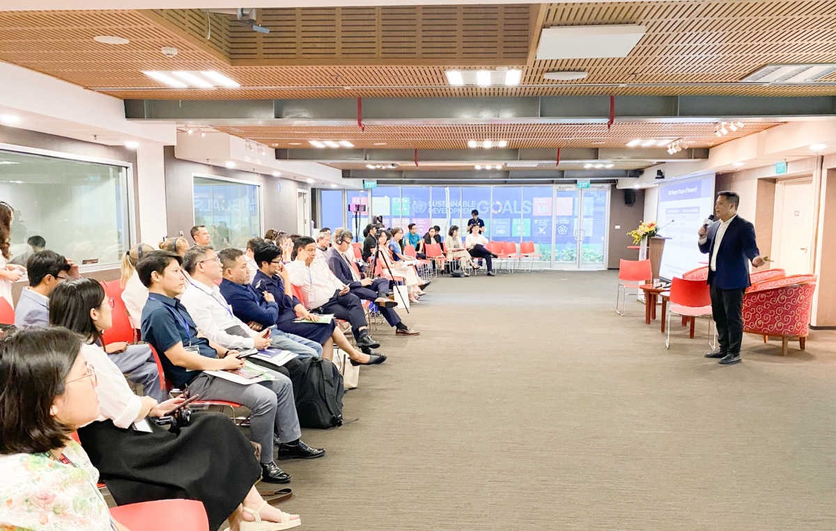 GS.TS Lê Anh Vinh, Viện trưởng Viện Khoa học giáo dục Việt Nam trình bày báo cáo về "Thực trạng công nghệ giáo dục ở Việt Nam".