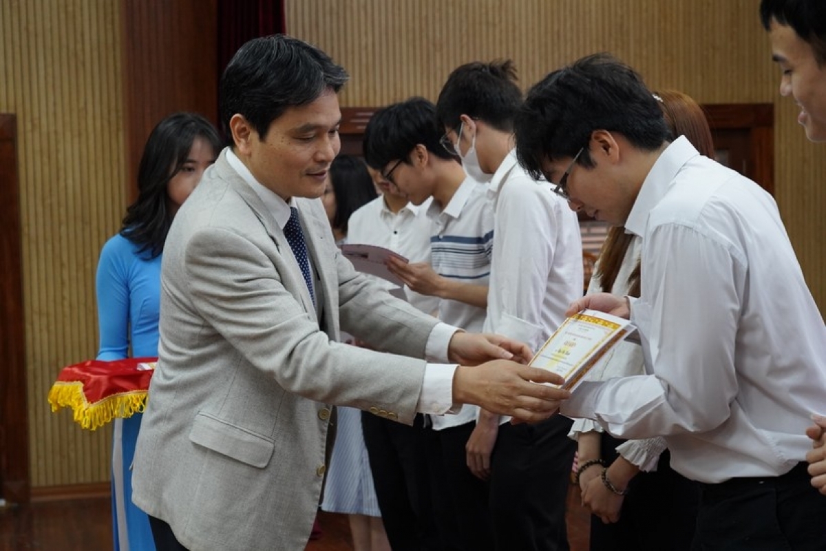 PGS.TS. Trần Quốc Bình, Phó Hiệu trưởng Trường Đại học Khoa học Tự nhiên, ĐHQGHN trao giấy khen cho những sinh viên có thành tích nghiên cứu khoa học đoạt giải 