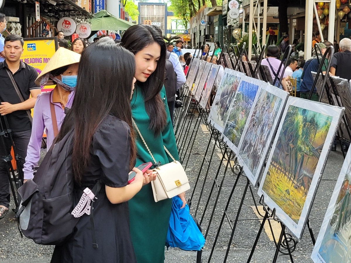 Các bạn trẻ tham quan triển lãm "Điện Biên Phủ xưa và nay" (Ảnh: Vũ Hường)