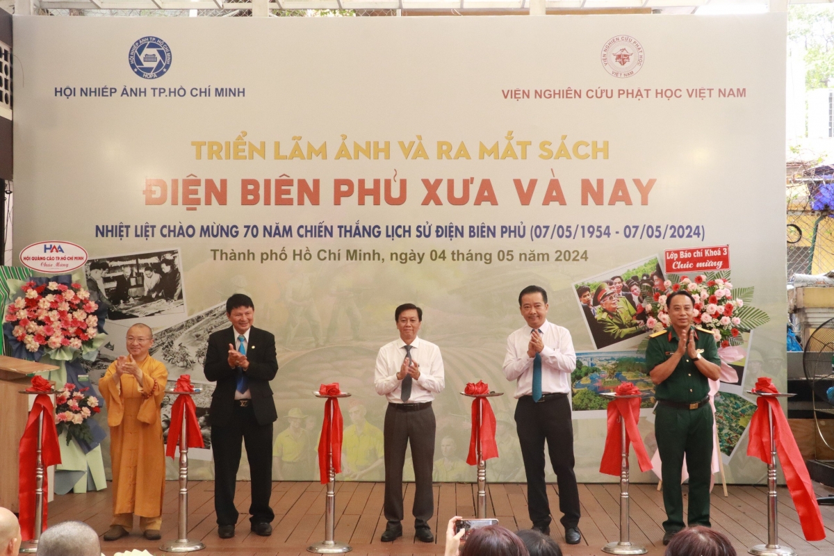 Các đại biểu cắt băng khai mạc triển lãm và ra mắt sách (ảnh: T.H)