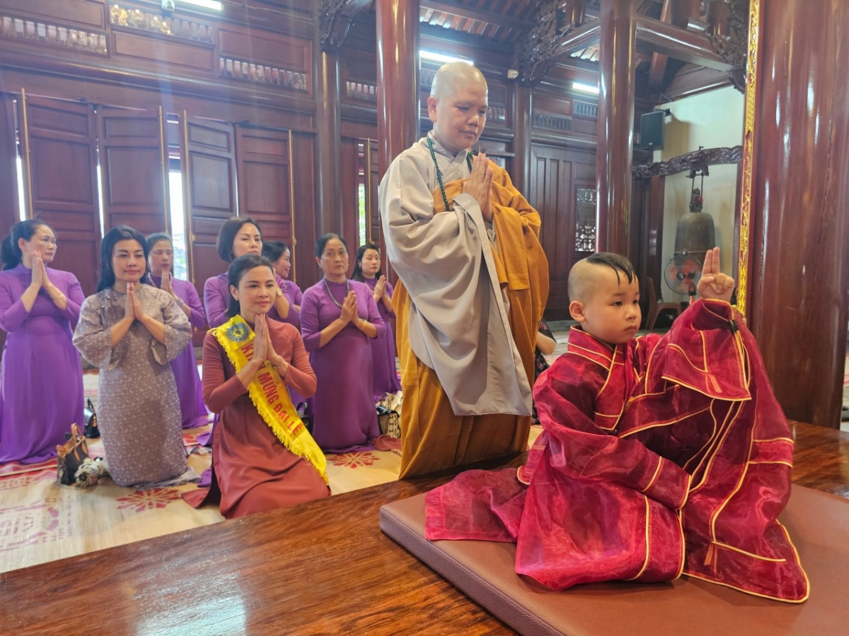 Tỷ kheo ni Thích Đàm Phương đang hướng dẫn thế hệ tương lai bắt ấn