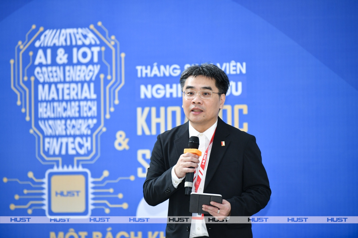 PGS. Huỳnh Đăng Chính - Phó Giám đốc ĐHBK Hà Nội trao đổi với các sinh viên về sản phẩm NCKH trưng bày tại triển lãm
