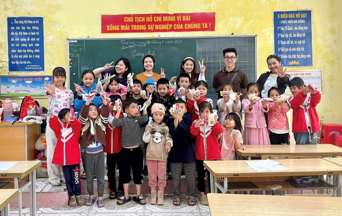 Ngọc Mai cùng các em học sinh ở Trường Tiểu học Đàm Thủy, Cao Bằng