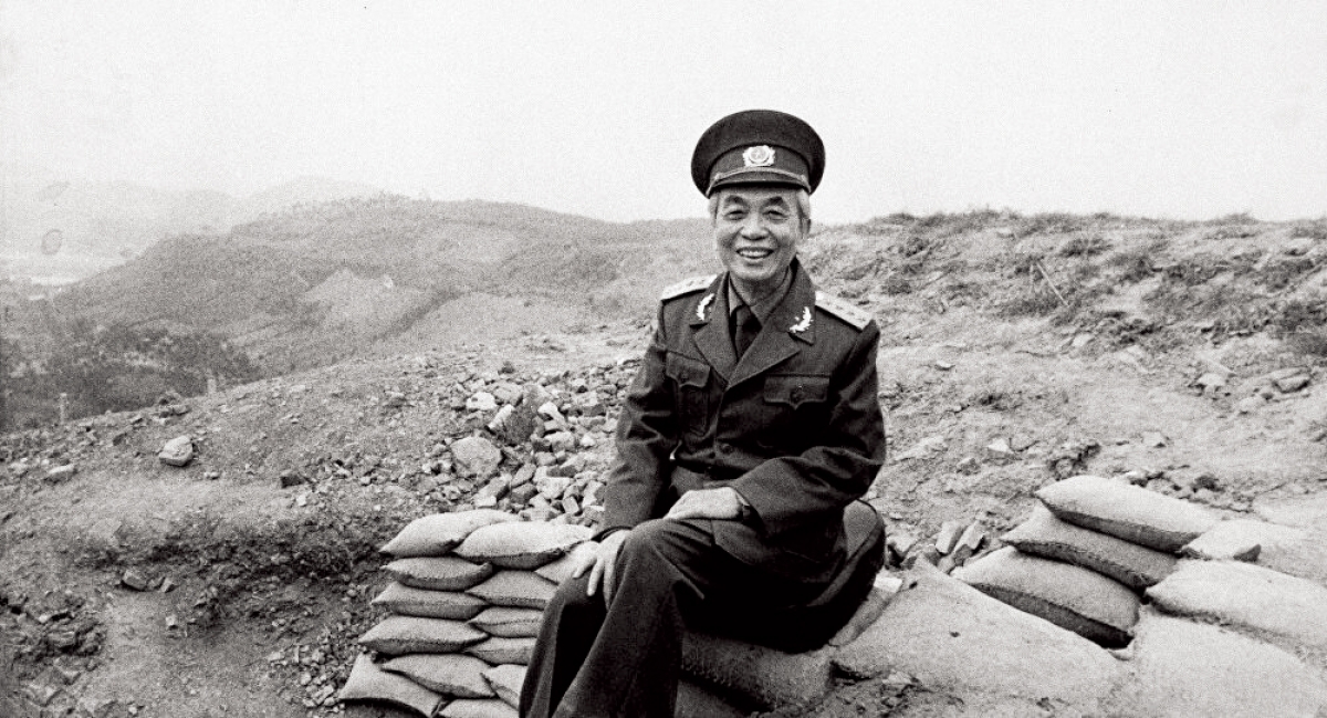 Đại tướng Võ Nguyên Giáp trên đồi A1 khi về thăm chiến trường xưa năm 1984.
Ảnh tư liệu