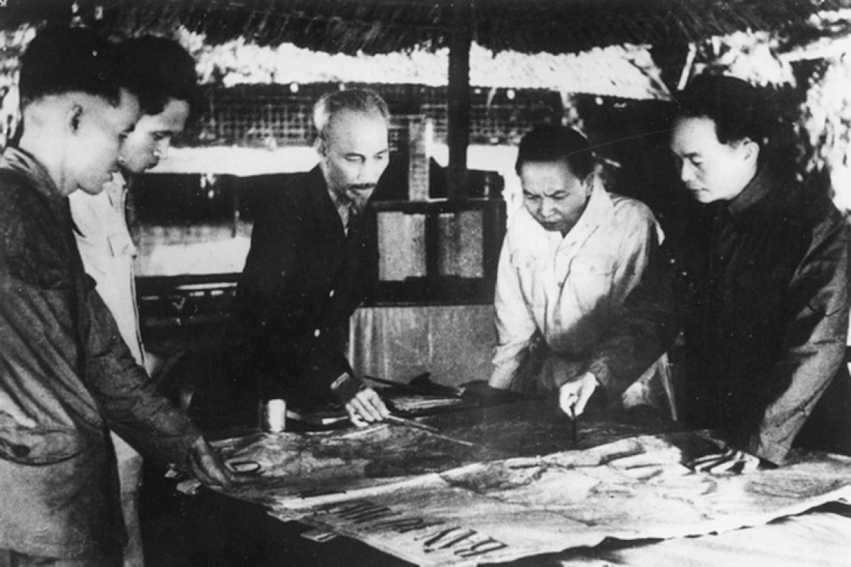 Chủ tịch Hồ Chí Minh, Đại tướng Võ Nguyễn Giáp và lãnh đạo Đảng, nhà nước bàn kế hoạch mở chiến dịch Điện Biên Phủ.