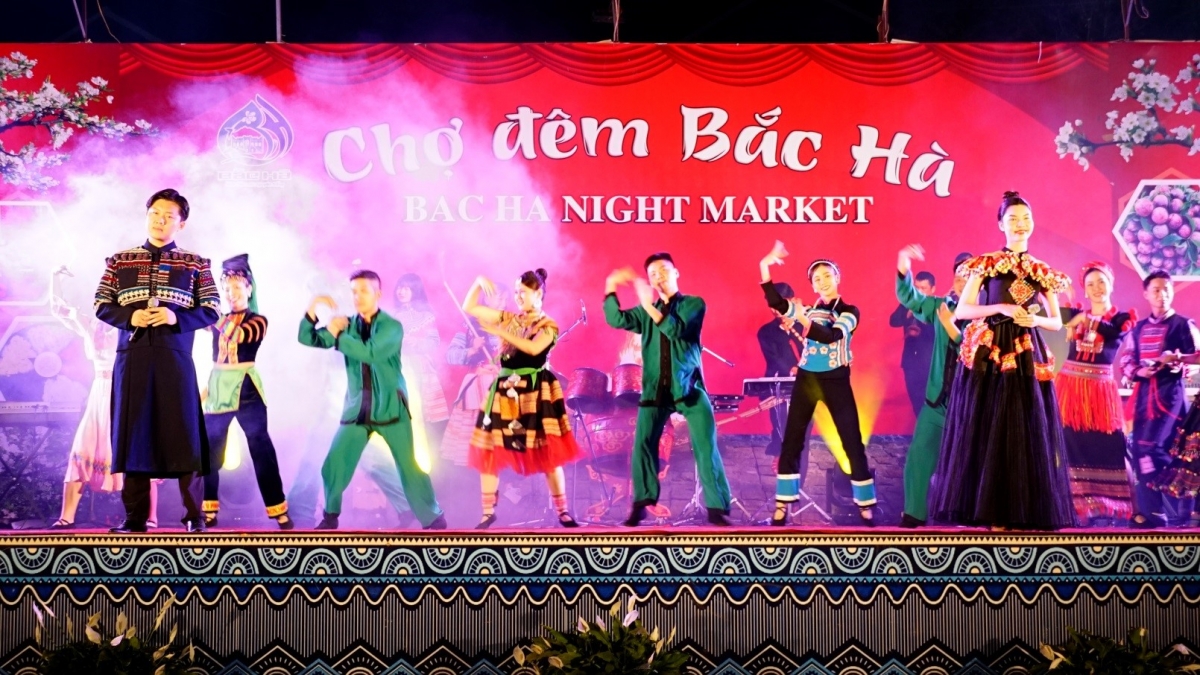Tiết mục của Nhà hát Ca múa nhạc Quân đội tại chợ phiên Bắc Hà, Lào Cai