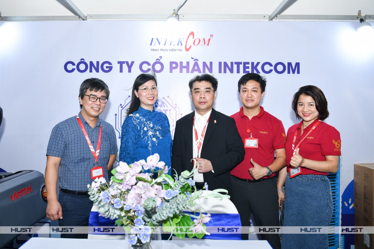 Đại diện Công ty Cổ phần Intekcom chụp ảnh lưu niệm với các thầy/cô lãnh đạo ĐHBK Hà Nội