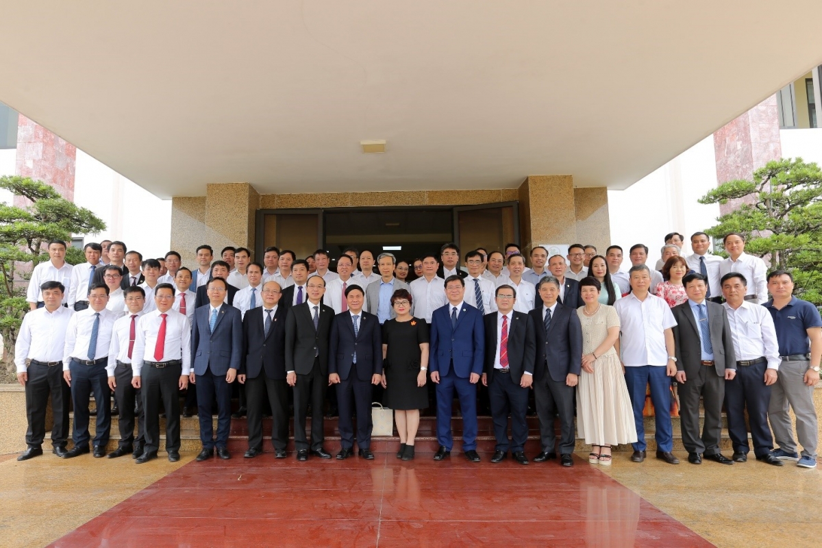 Các đại biểu của 7 trường ĐH khối Kỹ thuật tham dự hội thảo tại Cô Tô, Quảng Ninh (5/2024)