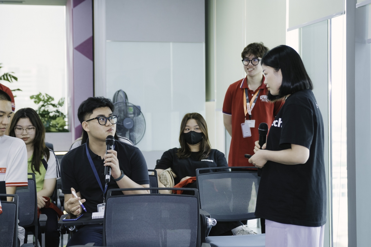 Office Tour là cơ hội cho học sinh, sinh viên đặt câu hỏi trực tiếp cho chuyên gia của doanh nghiệp.