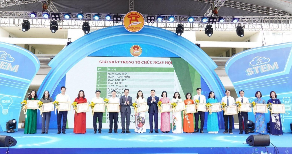 Thứ trưởng Bộ GD-ĐT Hoàng Minh Sơn và Phó Chủ tịch UBND thành phố Hà Nội Hà Minh Hải trao giải cho các đơn vị đạt giải nhất trong tổ chức Ngày hội Công nghệ thông tin và STEM