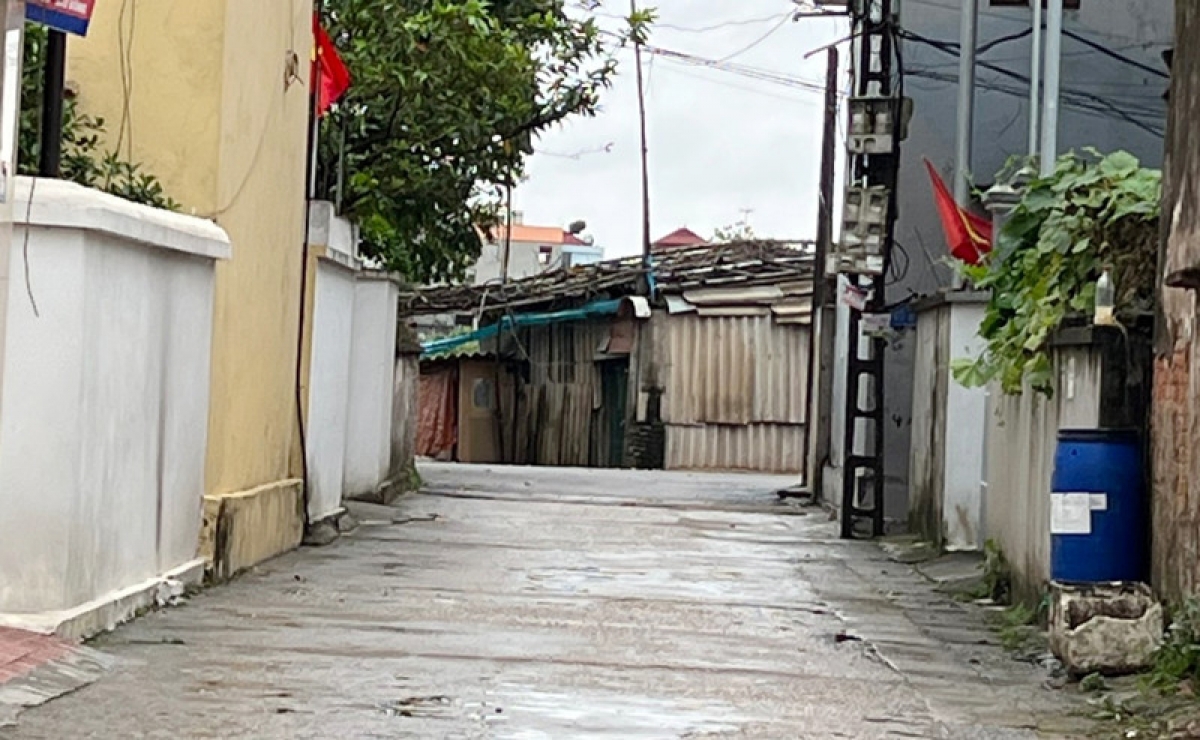 Thùng nhựa để tại một số đầu ngõ để người dân mang rác hữu cơ ra ủ, làm phân vi sinh.