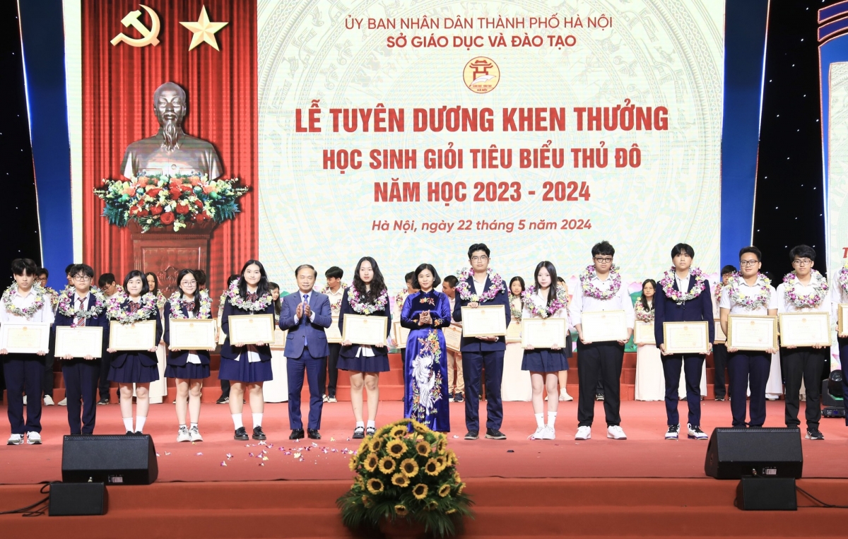 Phó Trưởng ban Thường trực Ban Dân vận Trung ương Phạm Tất Thắng và Phó Bí thư Thường trực Thành ủy Hà Nội Nguyễn Thị Tuyến trao Bằng khen tặng học sinh Thủ đô cho học sinh đạt thành tích quốc tế.