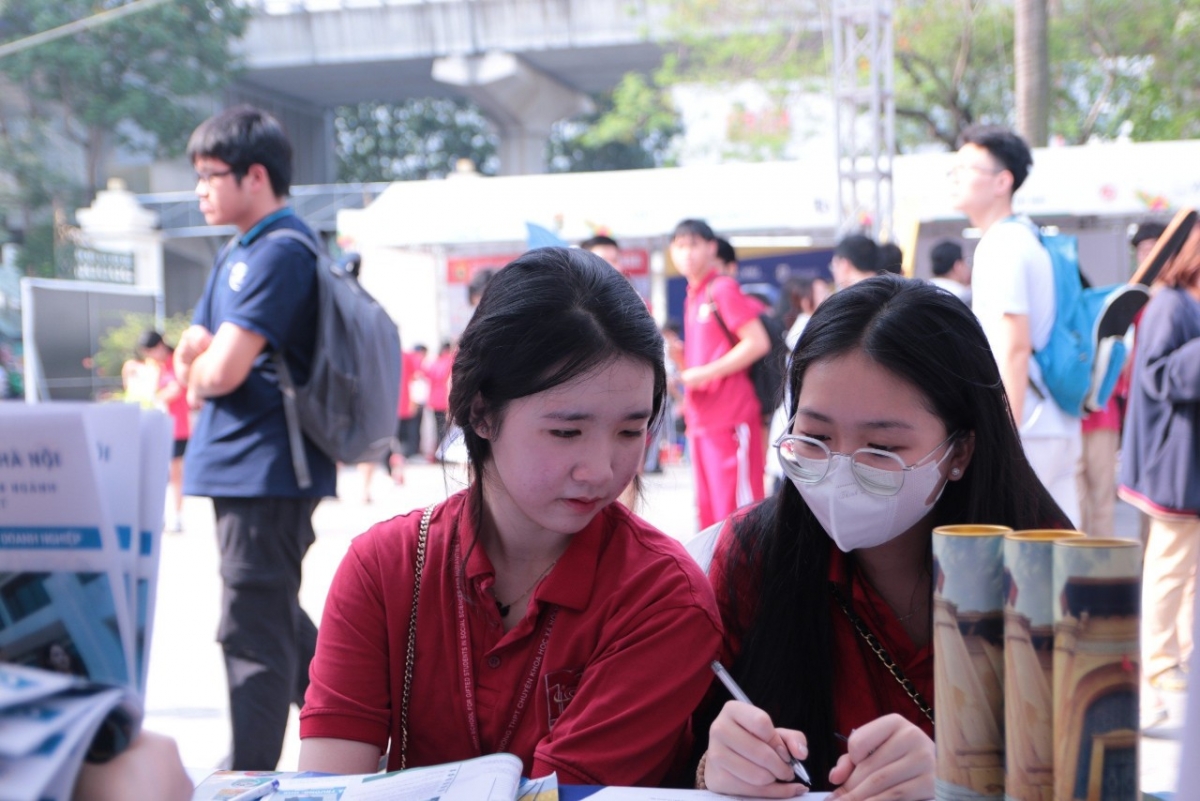 Học sinh THPT tìm hiểu thông tin tuyển sinh của Trường Khoa học liên ngành và Nghệ thuật (ĐHQG Hà Nội)