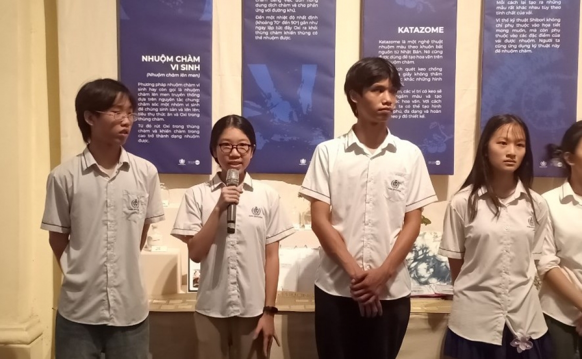 Học sinh thuyết trình về dự án
