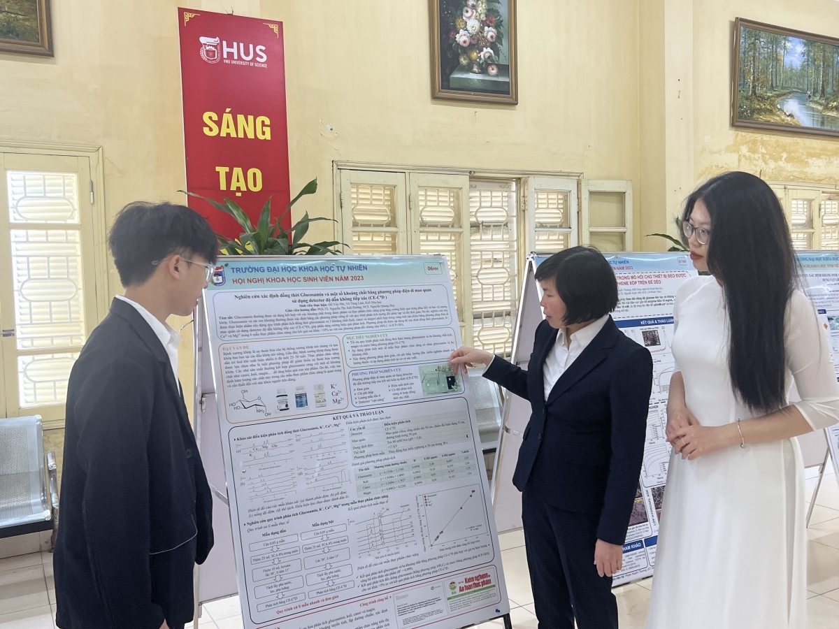PGS.TS Nguyễn Thị Ánh Hường - Giảng viên khoa Hóa học Trường ĐH Khoa học Tự nhiên (ĐHQG Hà Nội) và nhóm sinh viên có đề tài nghiên cứu Khoa học đạt giải cao.