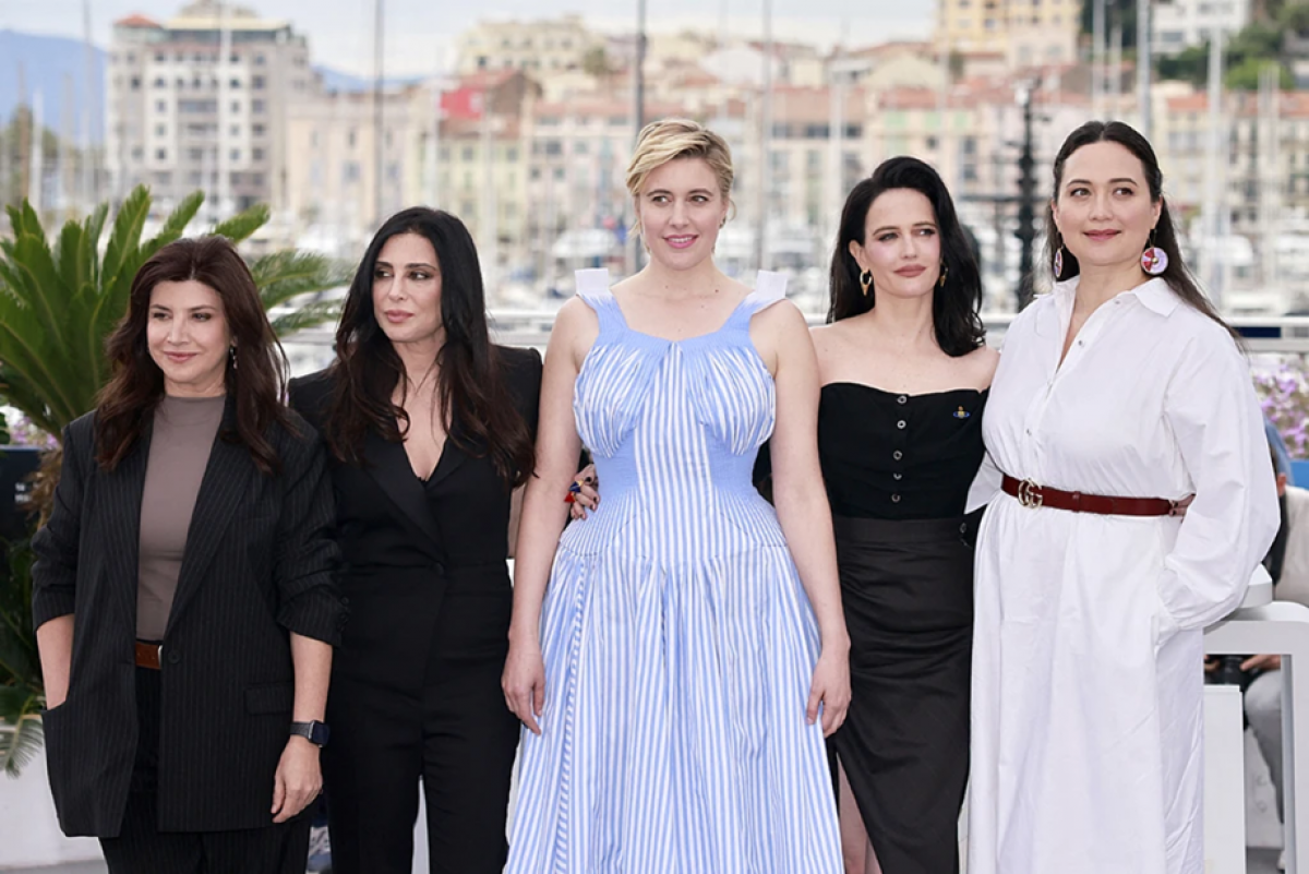 Năm nữ giám khảo Liên hoan phim Cannes 2024. Từ trái qua: Ebru Ceylan, Nadine Labaki, Greta Gerwig, Eva Green và Lily Gladstone. Ảnh: Reuters