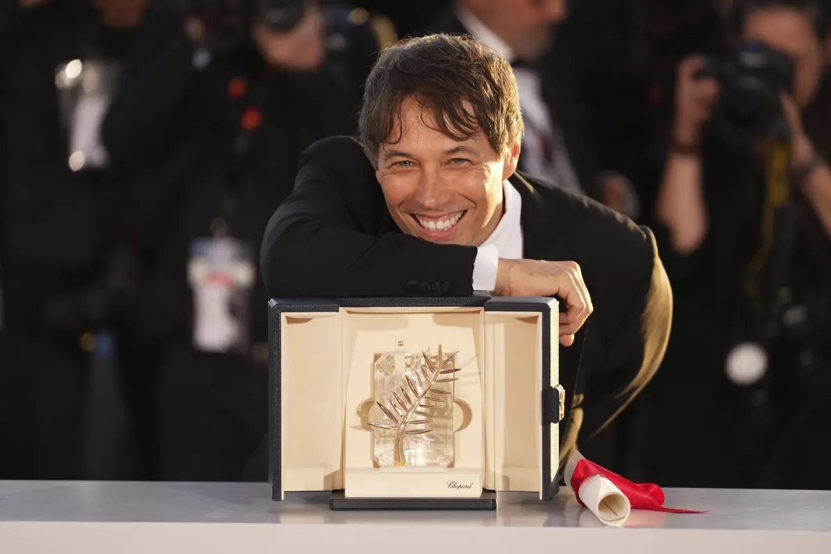 Đạo diễn Sean Baker đã giành giải Cành cọ vàng cho bộ phim “Anora” tại lễ trao giải Liên hoan phim Cannes lần thứ 77. Ảnh: AP