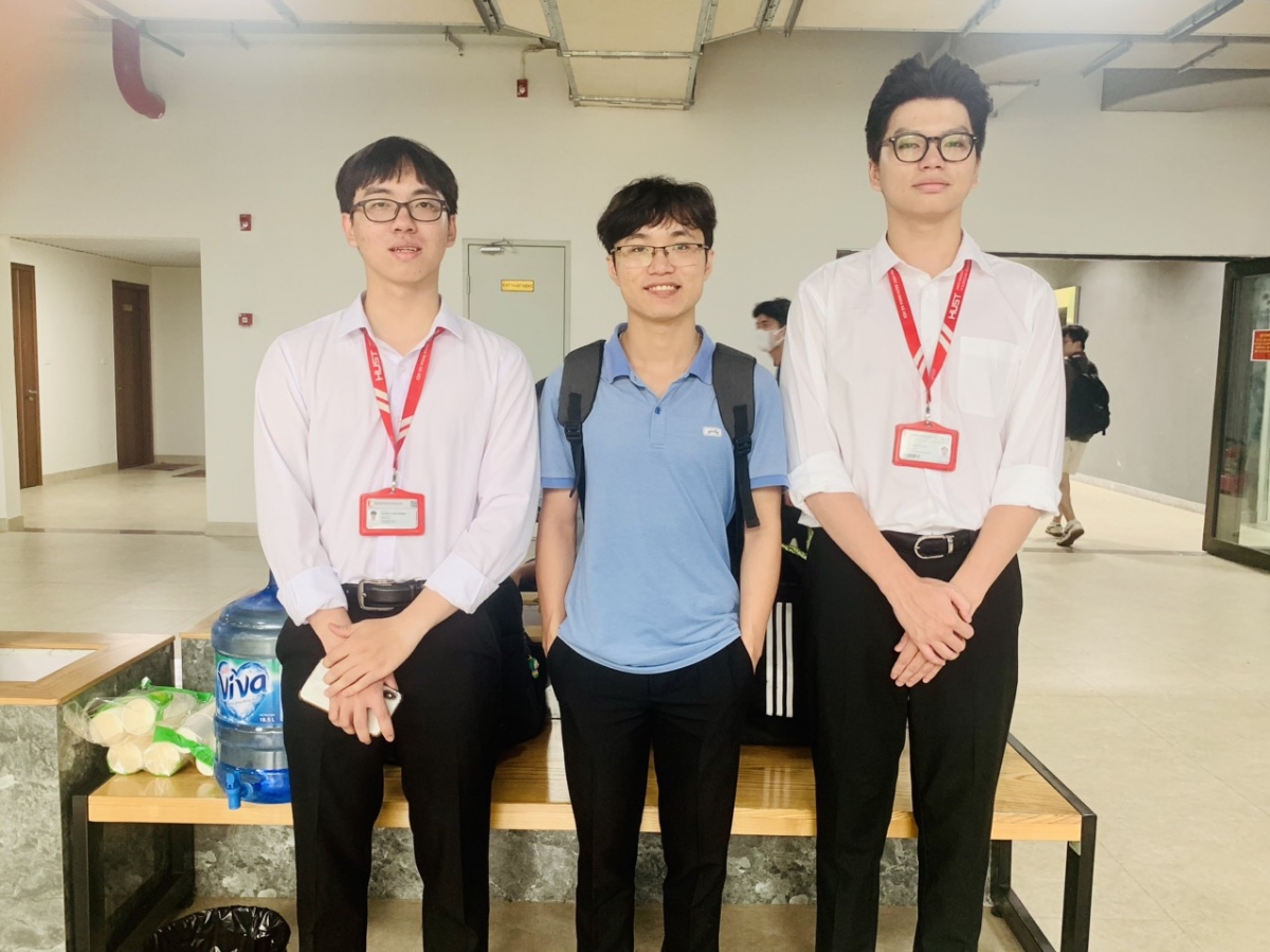 Anh Trương Công Trình và 2 sinh viên trong nhóm nghiên cứu 