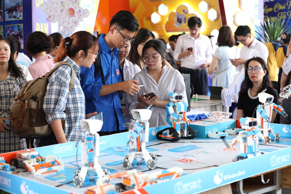 Nhiều sản phẩm của học sinh được trưng bày tại ngày hội