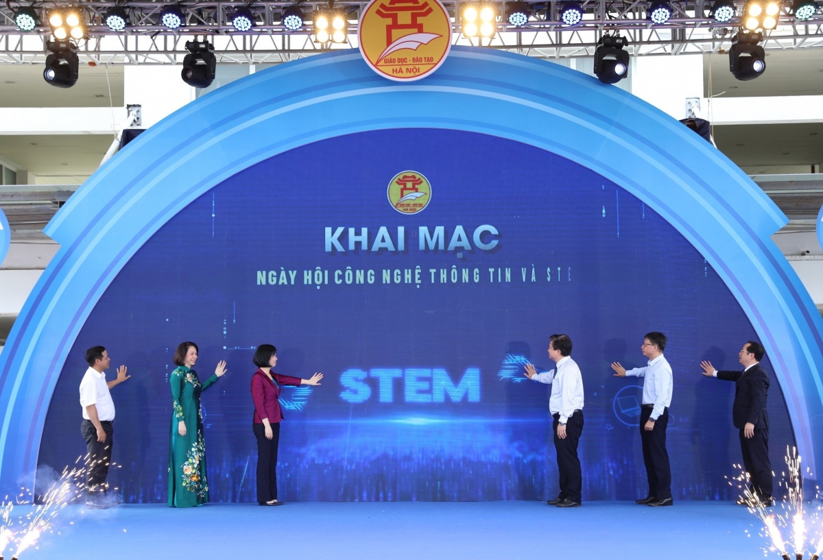 Các đại biểu nhấn nút khai mạc ngày hội CNTT và STEM ngành GD-ĐT Hà Nội
