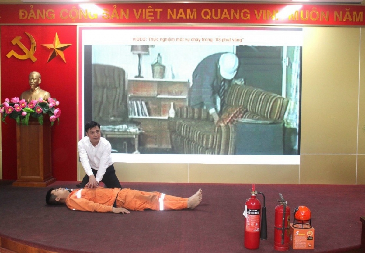 Ông Tào Ngọc Tùng - Giám đốc Trung tâm Huấn luyện Phòng cháy chữa cháy Hà Nội (PCCC Vinasafe) hướng dẫn cứu nạn khi xảy ra hỏa hoạn