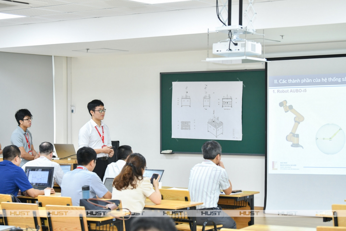 Sinh viên thuyết trình đề tài nghiên cứu trước các thầy/cô trong Hội đồng