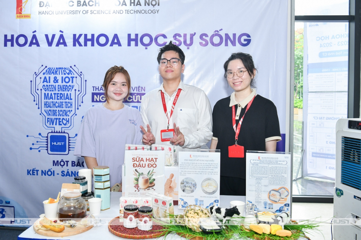 Các sinh viên Trường Hóa và Khoa học sự sống tại gian triễn lãm sản phẩm