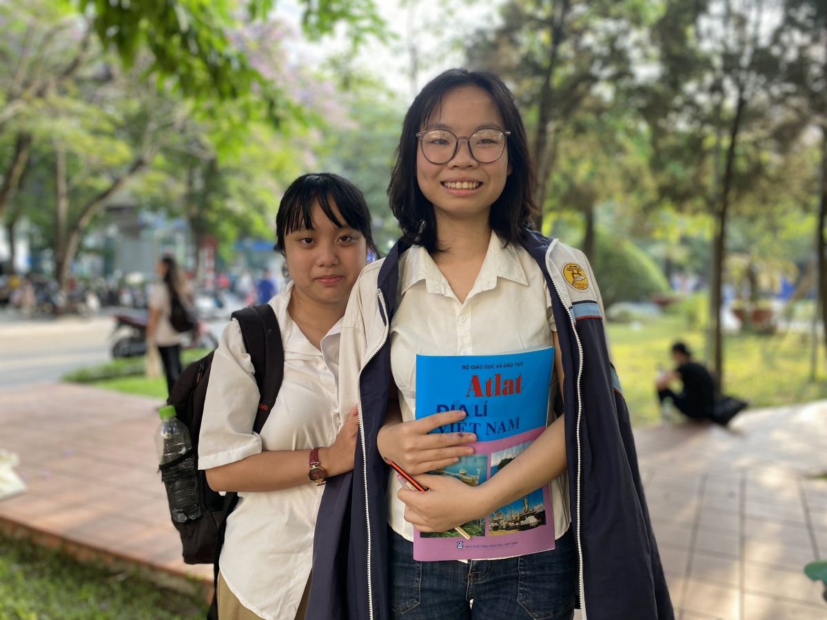 Nguyễn Thị Thu Hà, học sinh lớp 12 trường THPT Mỹ Đức A, Hà Nội (Bên phải ảnh) chờ bạn sau giờ thi.