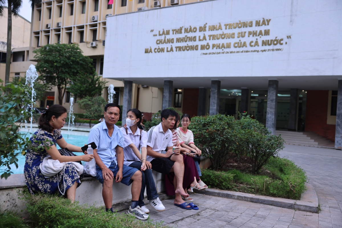 Phụ huynh chờ con tại điểm thi trường đại học Sư phạm Hà Nội.