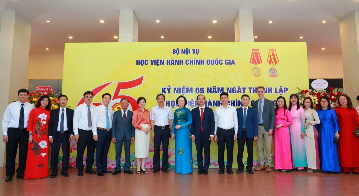 Bộ trưởng Bộ nội vụ chụp ảnh lưu niệm cùng CBGV Học viện HCQG