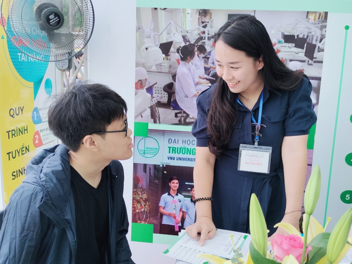 Học sinh tham gia Ngày hội Tư vấn tuyển sinh và hướng nghiệp ĐHQG Hà Nội sáng 17/5