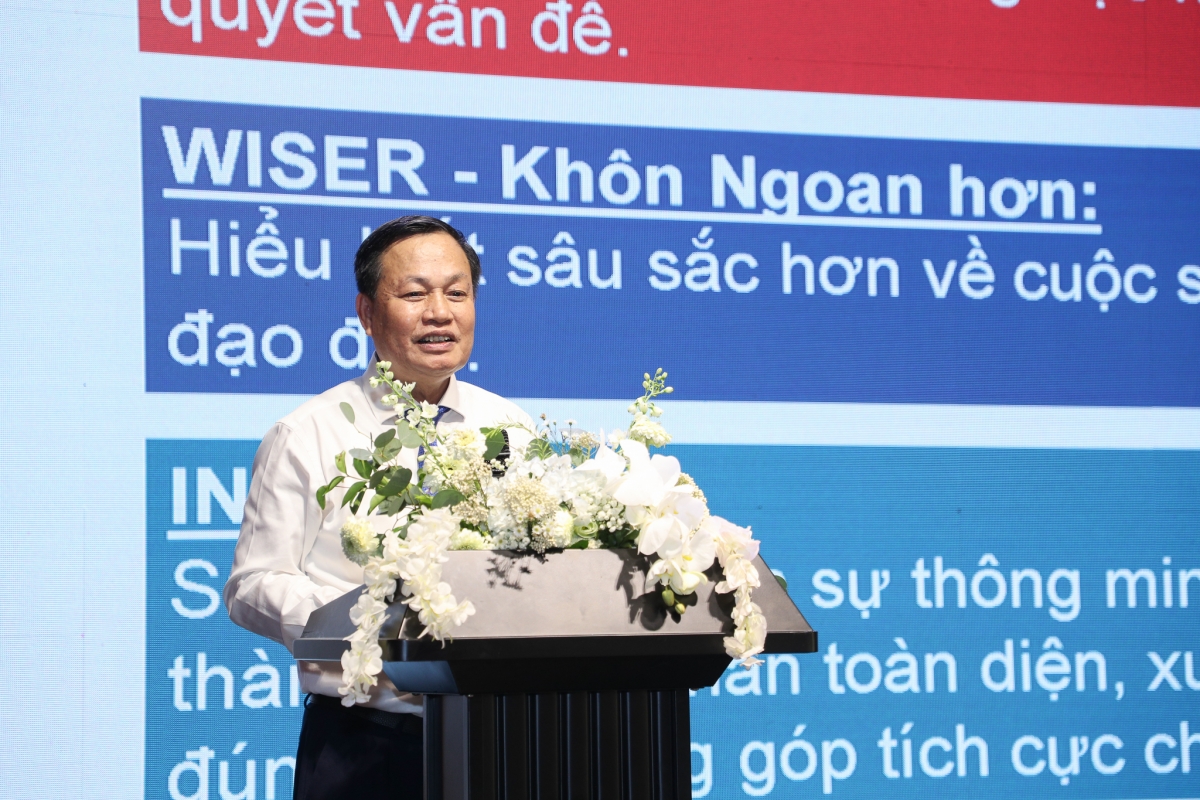 GS.TS Nguyễn Hữu Đức, nguyên Phó Giám đốc ĐHQGHN chia sẻ mô hình đổi mới sáng tạo tại hội nghị