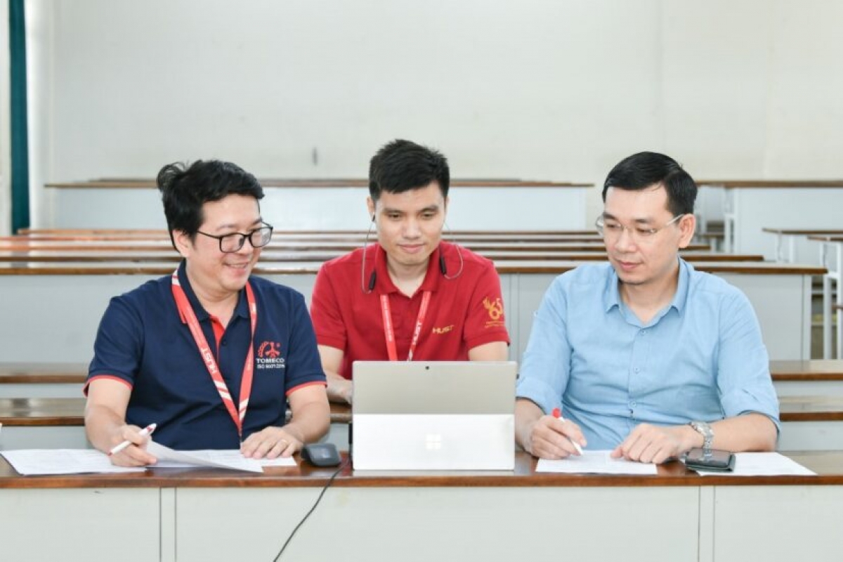 Tạo cho thí sinh sự tự tin thân thiện để thể hiện năng lực là phong cách của các thầy cô ĐHBKHN khi tham gia Hội đồng phỏng vấn