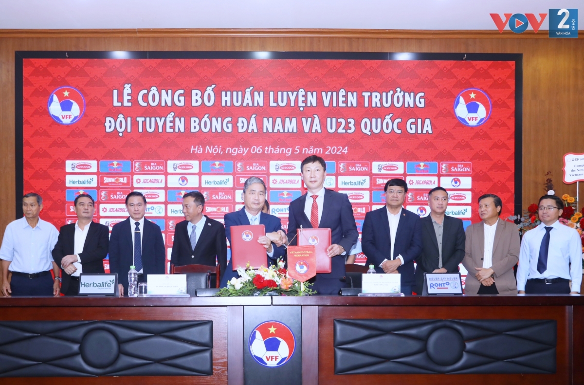 Hợp đồng giữa HLV Kim Sang-sik và VFF có thời hạn 2 năm, kéo dài từ 1/5/2024 đến 31/3/2026.
