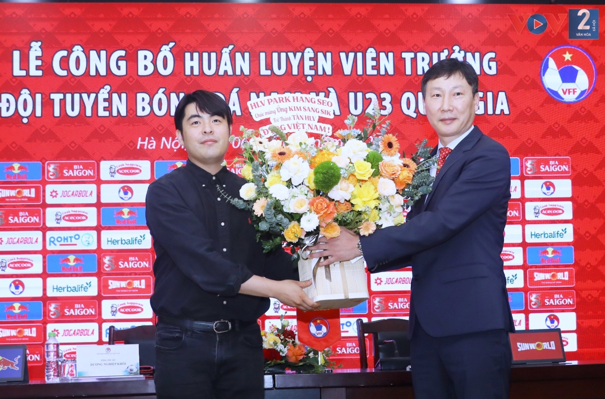 HLV Park Hang-seo gửi hoa chúc mừng người đồng hương nhậm chức thuyền trưởng đội tuyển quốc gia và U23 Việt Nam.