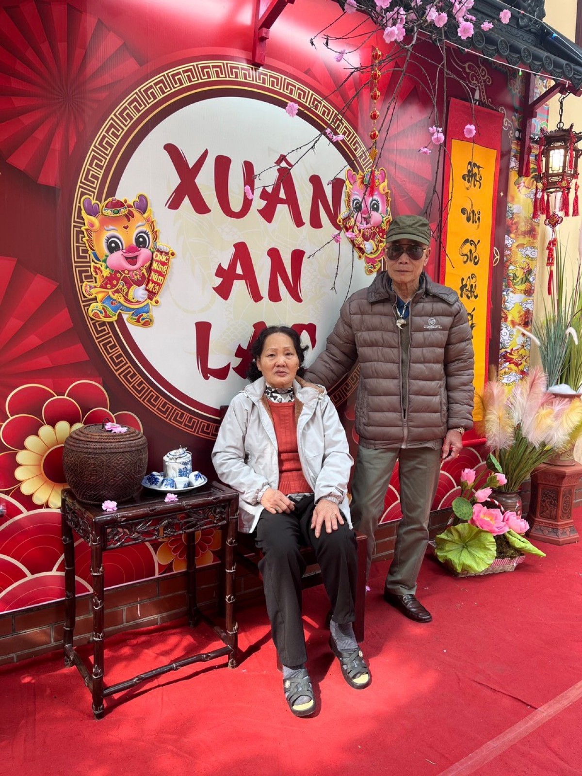 Vợ chồng bà Nguyễn Thị Điệp luôn cố gắng thu hẹp khoảng cách với con cháu (Ảnh nhân vật tự cung cấp)