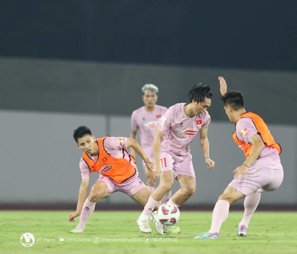 Đội tuyển Việt Nam miệt mài tập luyện trên sân phụ của Basra Sport City