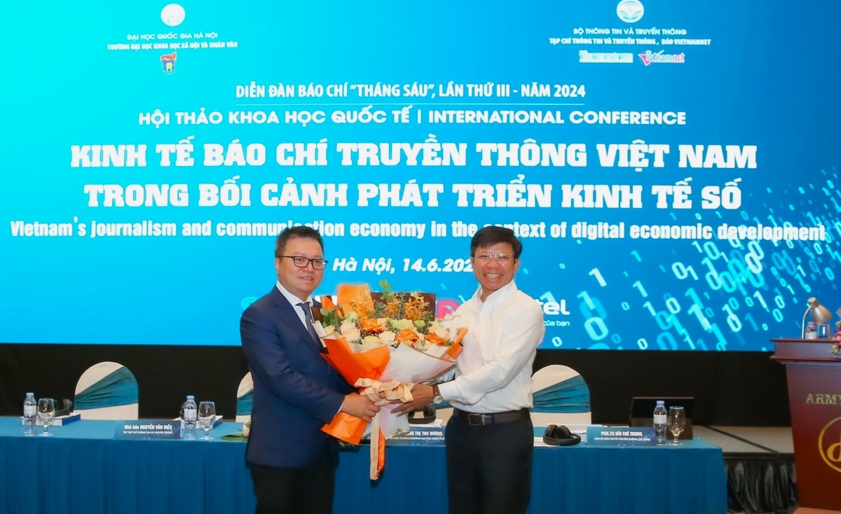 GS.TS Hoàng Anh Tuấn - Hiệu trưởng Trường ĐH KHXH&NV, ĐHQGHN tặng hoa chúc mừng đồng chí Lê Quốc Minh nhân ngày Báo chí Cách mạng Việt Nam 21/6