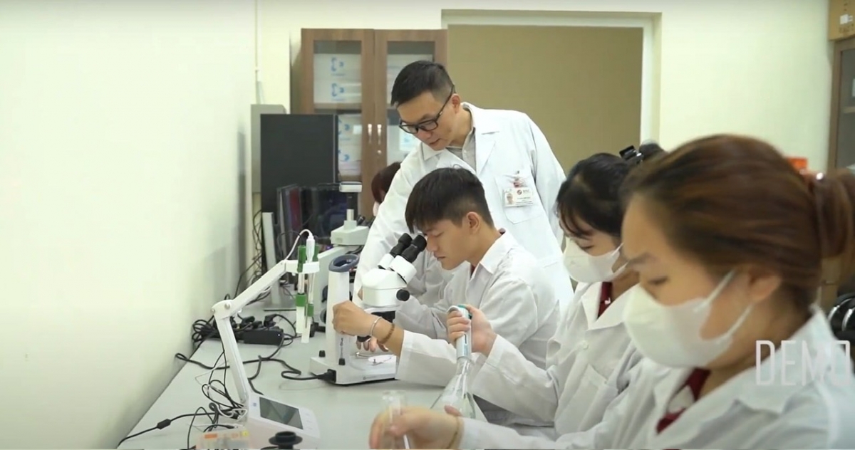Sinh viên ngành Công nghệ Thực phẩm và sức khỏe VJU trong giờ thực hành