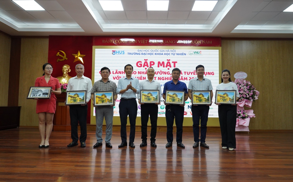 Đại diện Lãnh đạo Nhà trường tặng quà lưu niệm các doanh nghiệp, nhà tuyển dụng