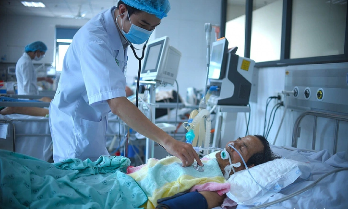 Bác sĩ khoa Thần kinh - đột quỵ Bệnh viện Đa khoa tỉnh Bình Định đang kiểm tra cho 1 bệnh nhân lớn tuổi bị đột quỵ đang hồi sức cấp cứu tại đây - Ảnh: LÂM THIÊN