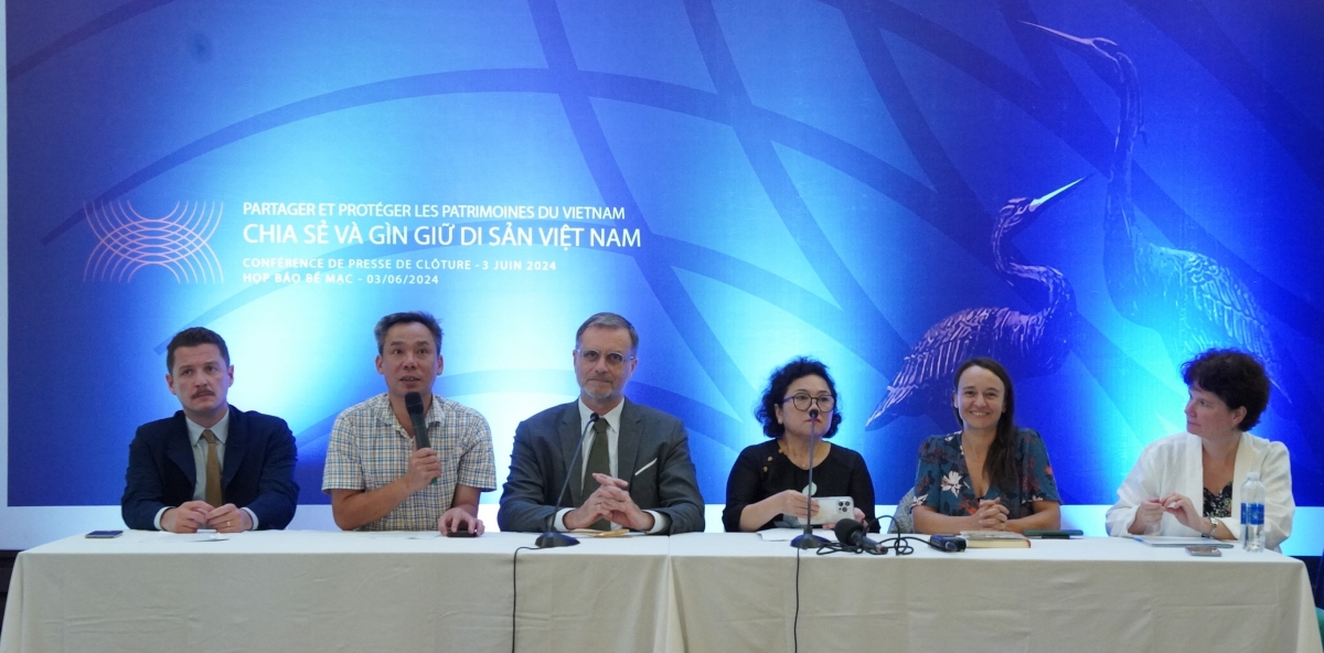 Đại sứ Pháp tại Việt Nam Olivier Brochet cùng các đại biểu tại buổi gặp mặt báo chí tổng kết dự án "Chia sẻ và gìn giữ di sản Việt Nam".