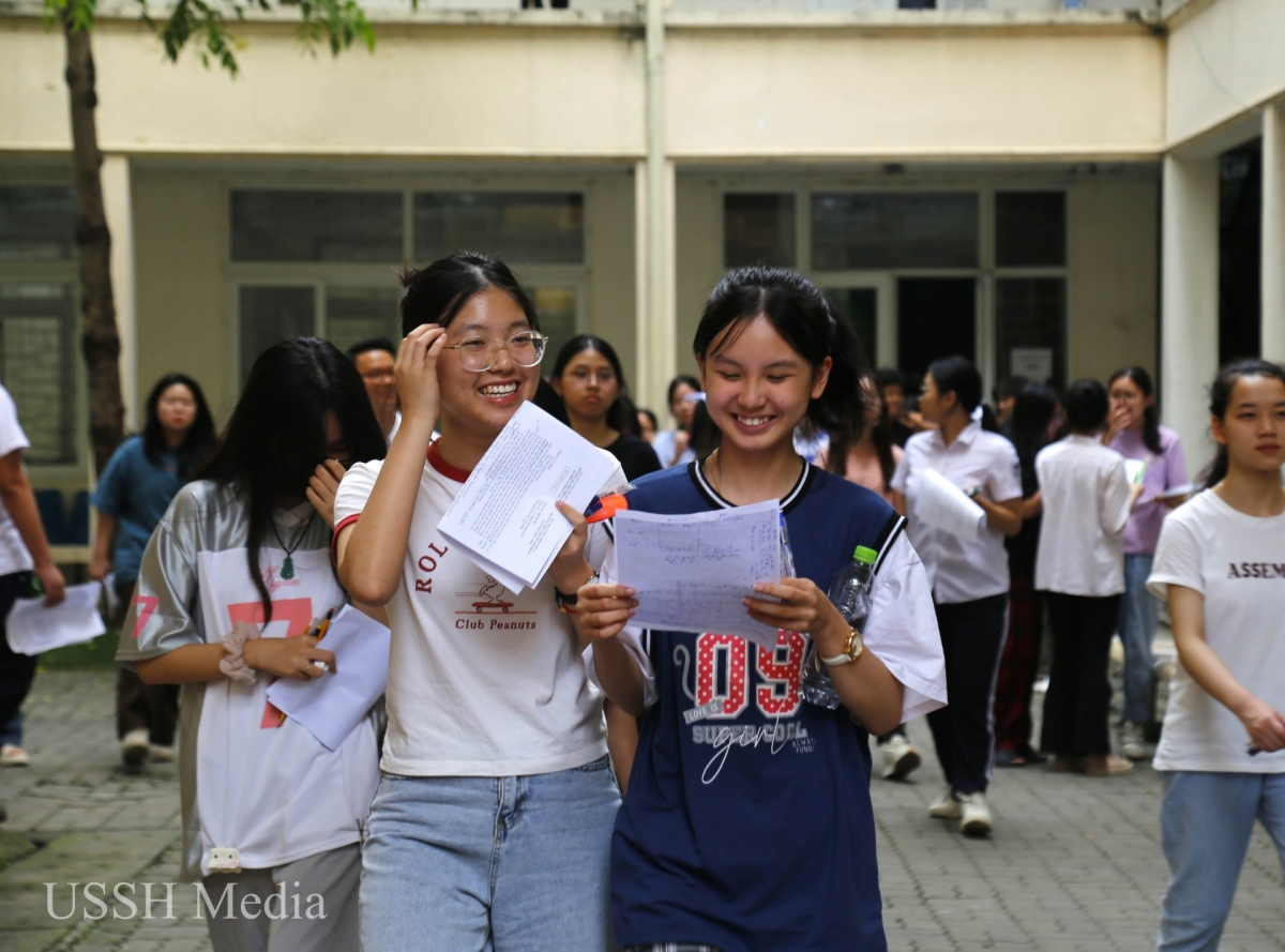 Thí sinh tham dự kỳ thi tuyển sinh vào lớp 10 trường THPT chuyên KHXH&amp;NV ĐHQG HN ( 6/2024)