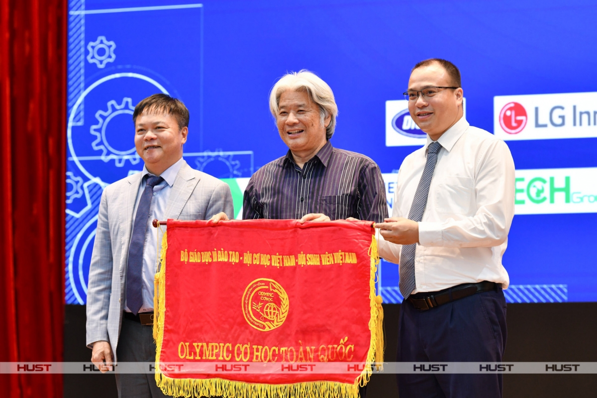 Đại diện ĐH Bách khoa Hà Nội chuyển giao cờ cho đại diện Trường Đại học Hàng Hải Việt Nam